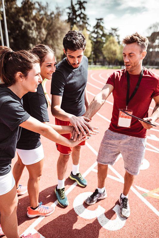 体育赛场上,各国选手团结拼搏、向前进击 体育赛场上,各国选手团结拼搏、向前进击
