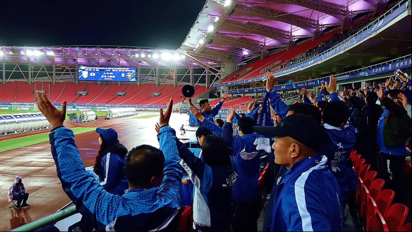 场上拼搏不止,球迷热情不减 场上拼搏不止,球迷热情不减