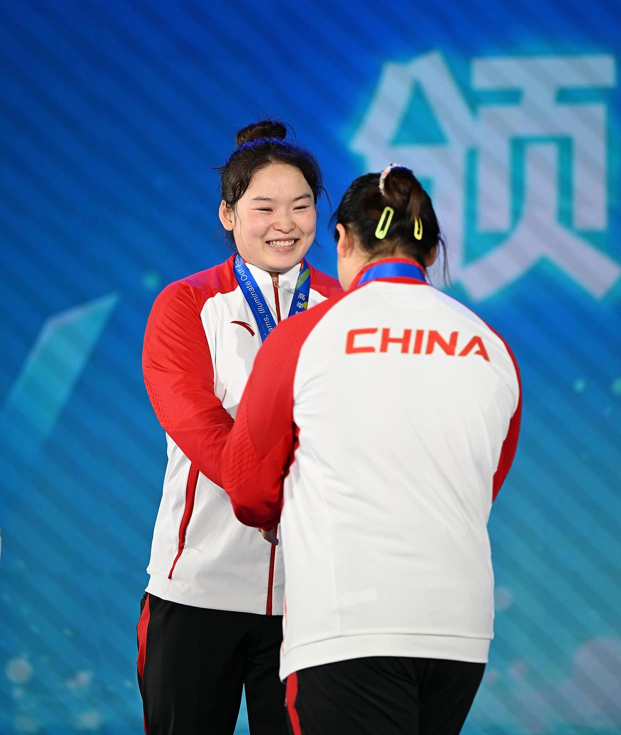 雷火电竞主播-举重比赛女子重量级选手实力对决，观众紧张看守的简单介绍