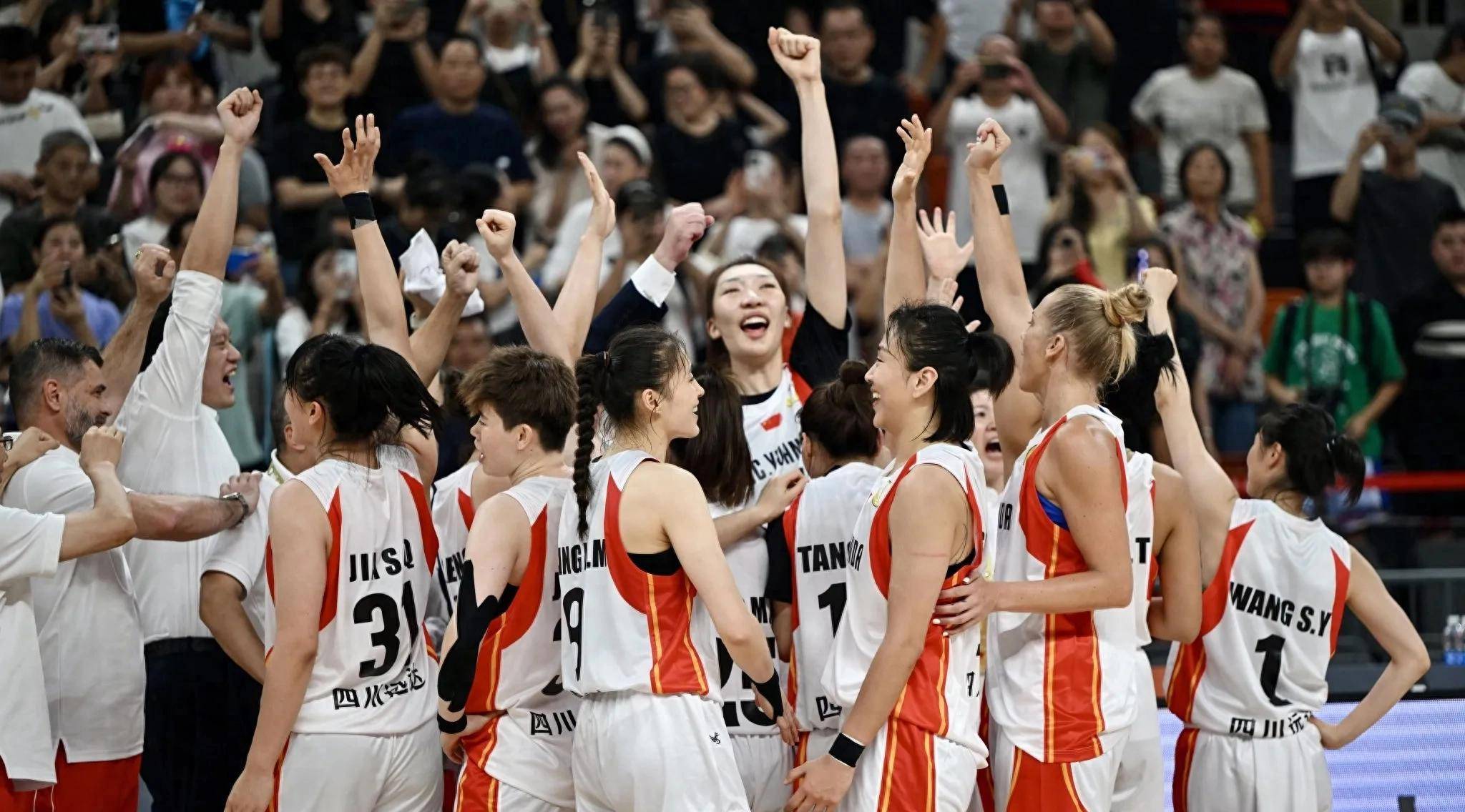 举重比赛女子重量级选手实力对决,观众紧张看守的简单介绍 举重比赛女子重量级选手实力对决,观众紧张看守的简单介绍