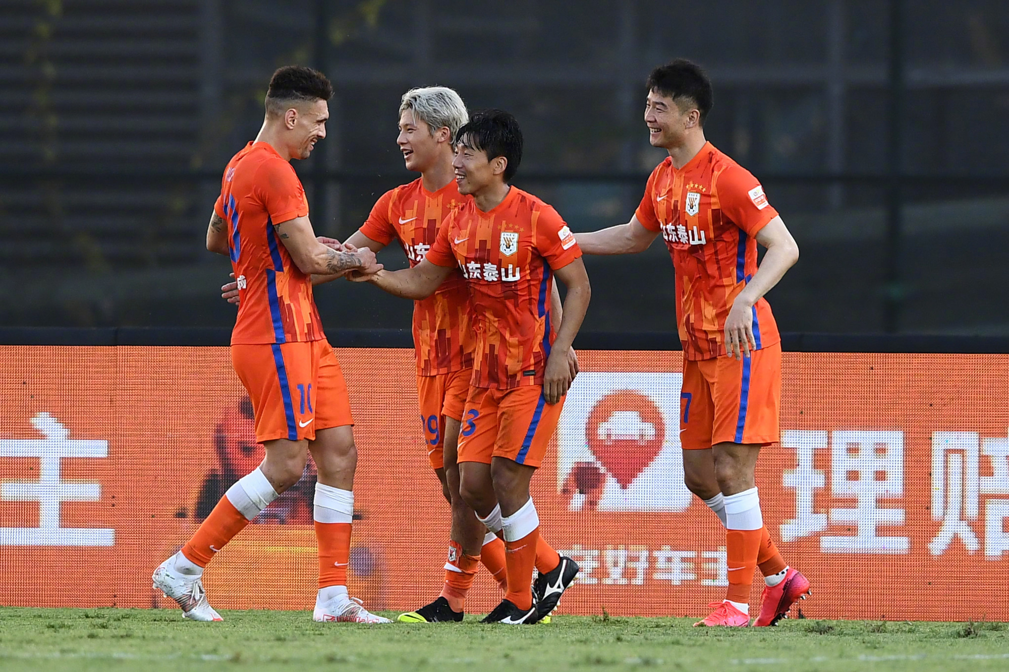 雷火电竞下载-强劲球队在国内顶级联赛中称霸