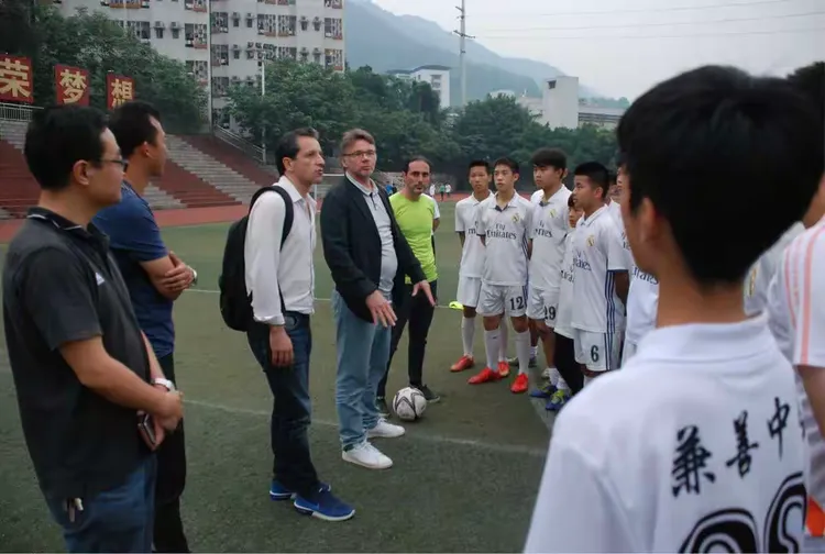 关于法国足球教练将讲授技术课程给青少年队员的信息 关于法国足球教练将讲授技术课程给青少年队员的信息