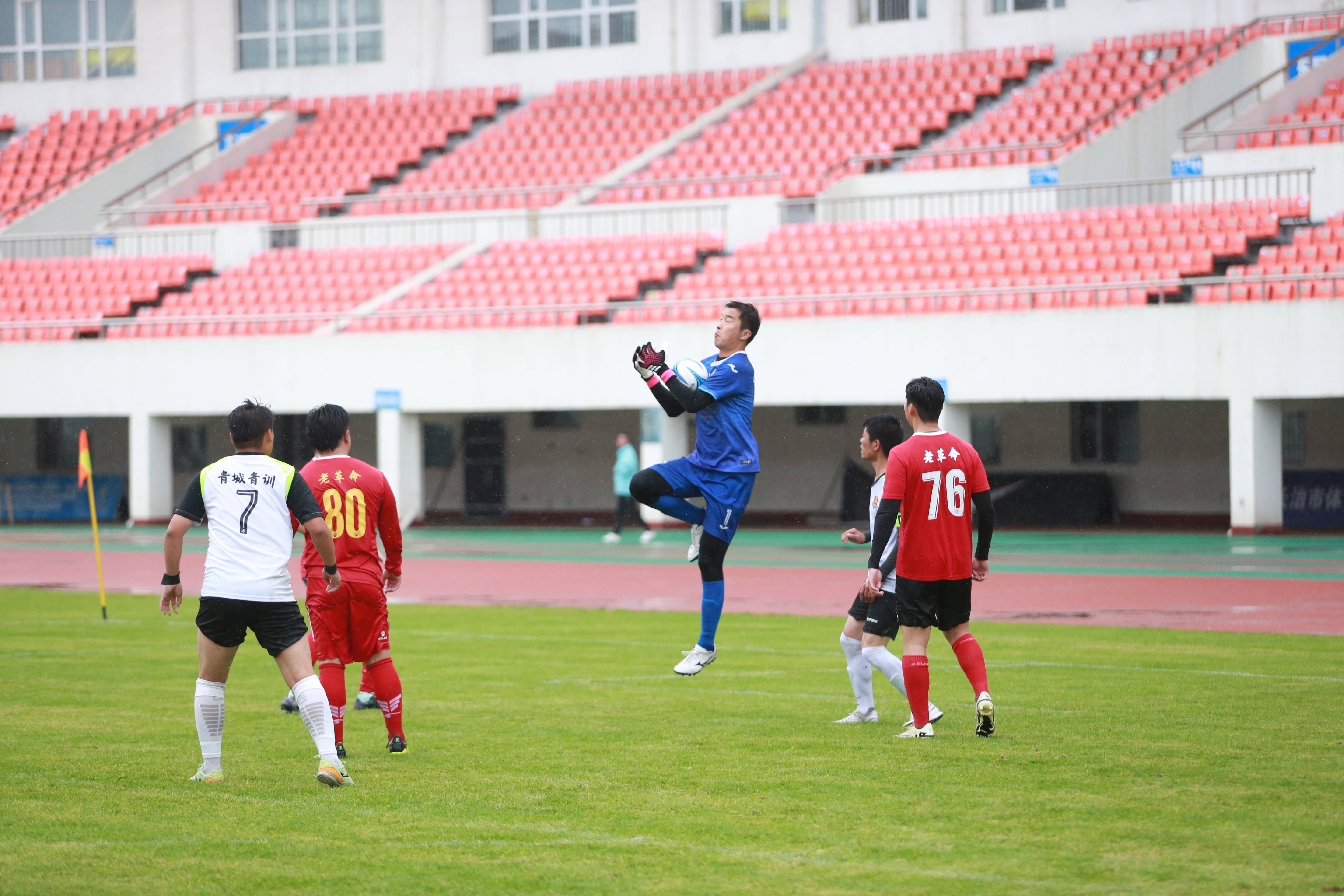 足球赛场上发生激烈对抗,观众热情高涨 足球赛场上发生激烈对抗,观众热情高涨