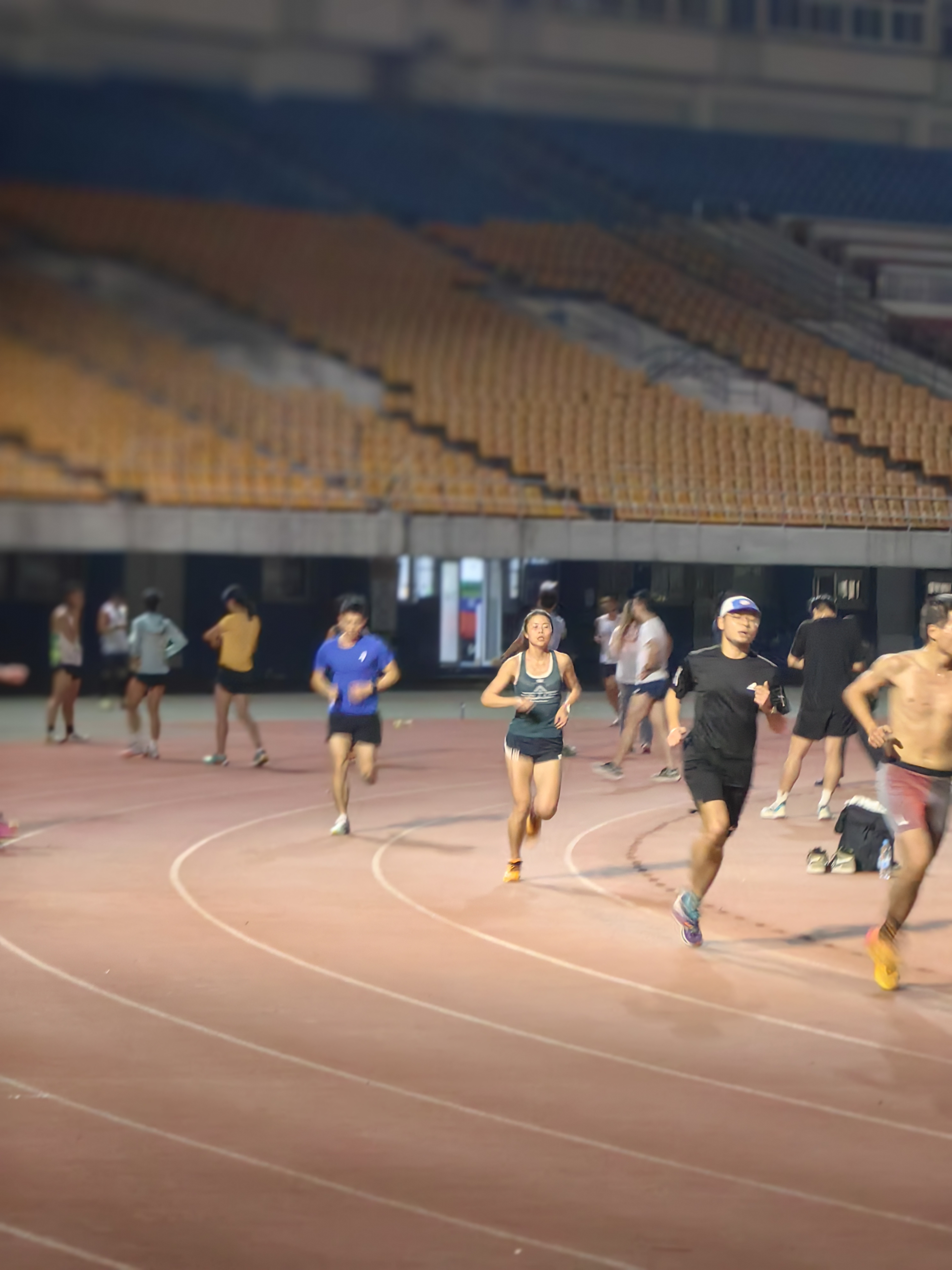 雷火电竞网站-精益求精！田径赛跑选手冲刺胜出夺冠的简单介绍