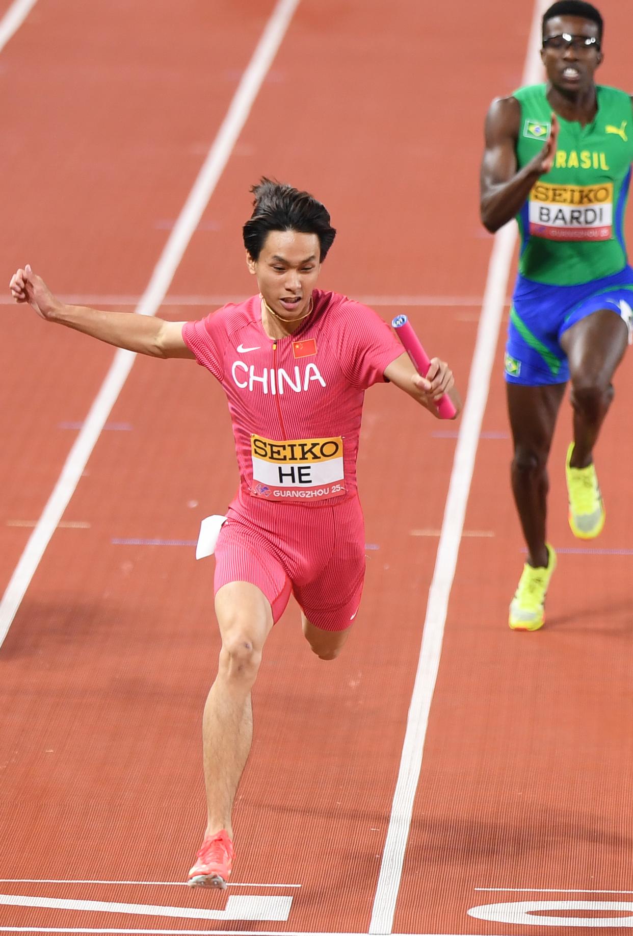 精益求精!田径赛跑选手冲刺胜出夺冠的简单介绍 精益求精!田径赛跑选手冲刺胜出夺冠的简单介绍