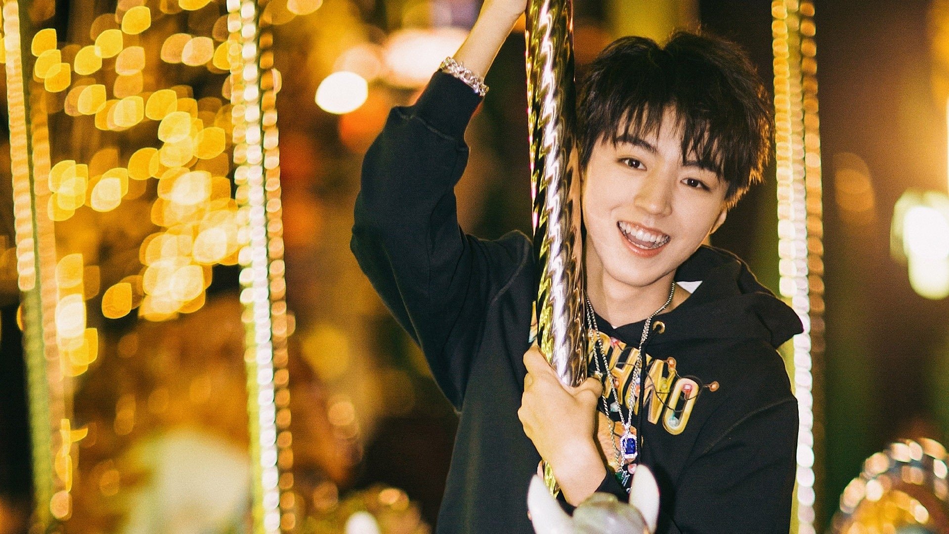 雷火电竞简介-绿茵与赛道的交响，伊布式攻防转换如何诠释F1争冠夜的终极艺术